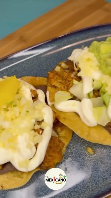 Tostadas con frijoles, carne, nata y guacamole